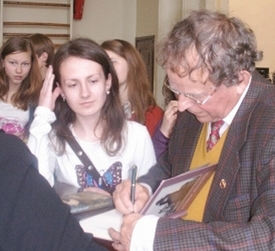 Kazys Saja su skaitytojais. Nuotr. www.skaitymometai.lt