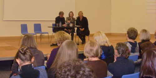 Susitikimas su Josteinu Gaarderiu Vilniaus knygų mugėje. Iš kairės: J. Gaarderis, E. Išganaitytė, R. Drazdauskienė. Nuotr. I. Mankevičienės