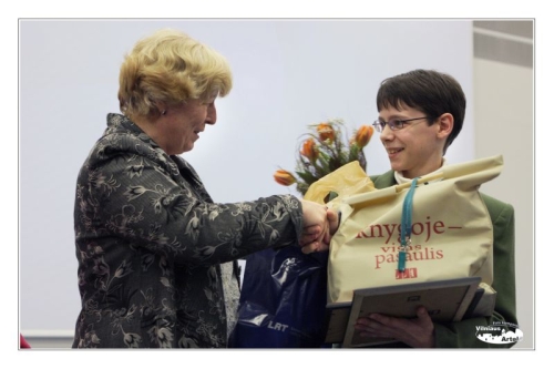 Nugalėtojas Paulius Skiedra su mokytoja Asta Alekniene 