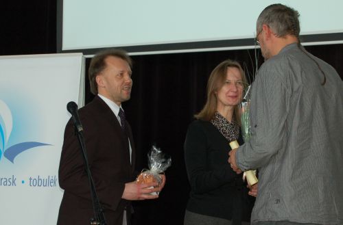 Valstybinės kalbos inspekcijos viršininkas Donatas Smalinskas įteikė apdovanojimą Mariui Jonučiui. Nuotr. R. Kišūnaitės