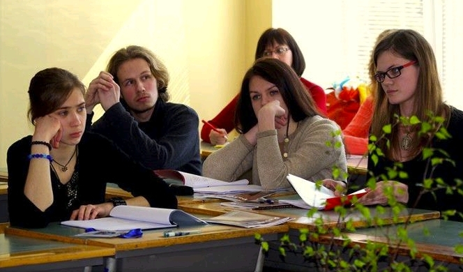 Dominykas Norkūnas (antras iš kairės) Lietuvos Jaunųjų filologų konkurse. Nuotr. Regimanto Tamošaičio