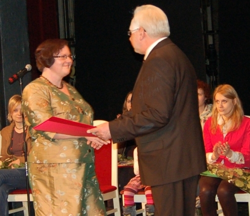 Geriausio metų rašytojo vaikams ir paaugliams Gendručio Morkūno apdovanojimą     atsiima autoriaus žmona Regina Morkūnienė. © Roma Kišūnaitė